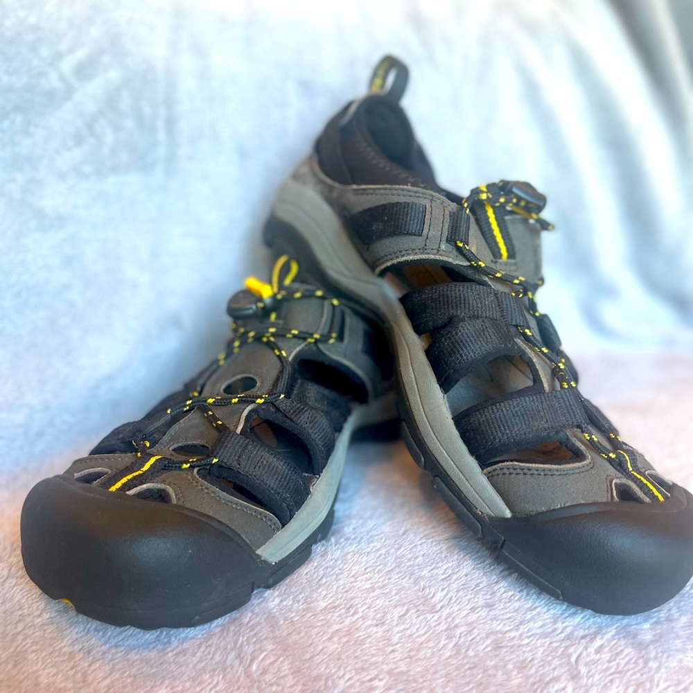 Mens Keen sandals size 9